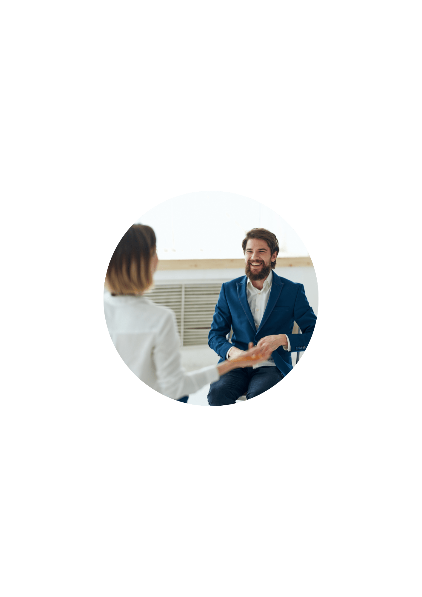 Homme professionnel souriant, discutant pendant une consultation, reflétant l'engagement de Samiya envers la réussite de ses clients.