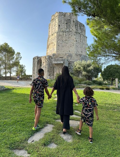 Samiya à la Tour Magne à Nîmes, partageant un moment précieux avec ses deux fils